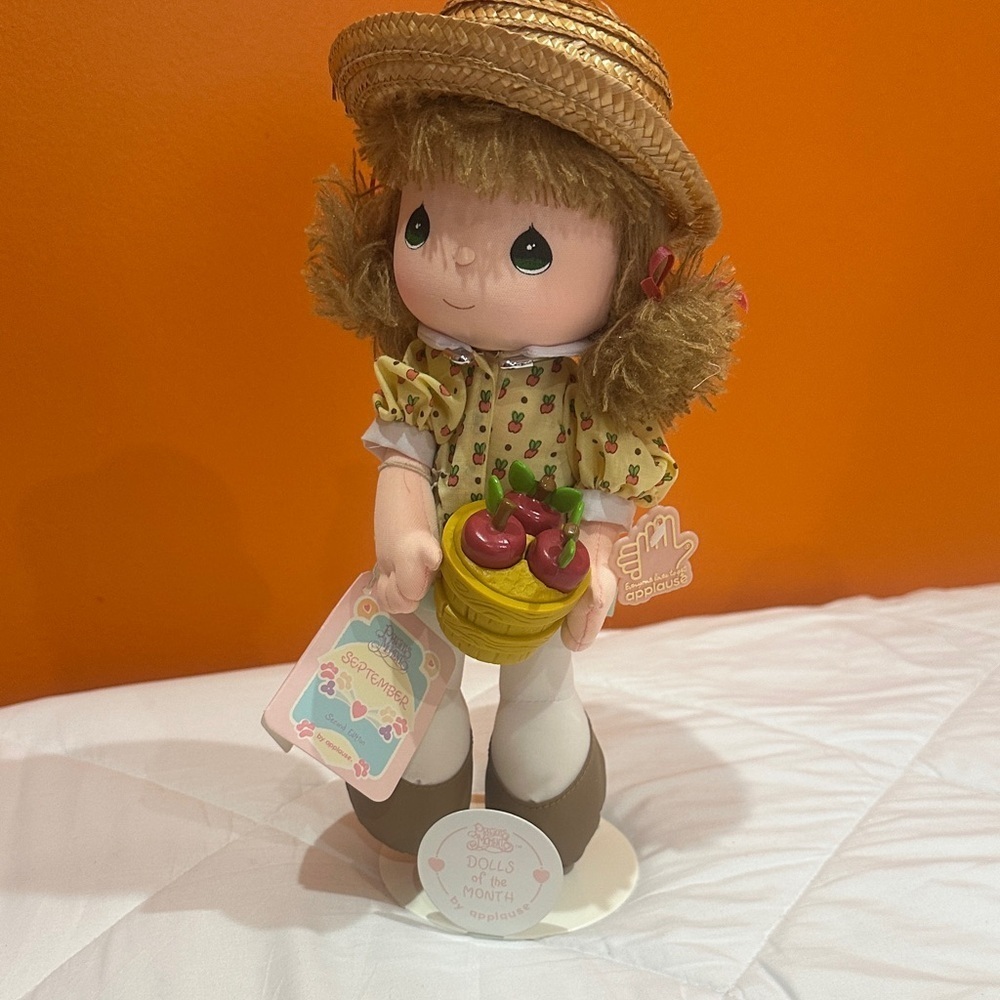 NEW Straw Hat Doll with Basket of Apples - Picture 5 of 9